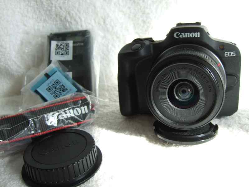 Canon R100 ML 24.2MP Camera Kit