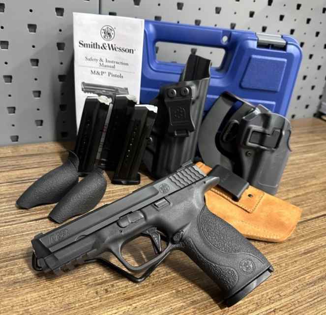 Smith &amp; Wesson M&amp;P 9mm 17rd 3 Holsters + Trijicon