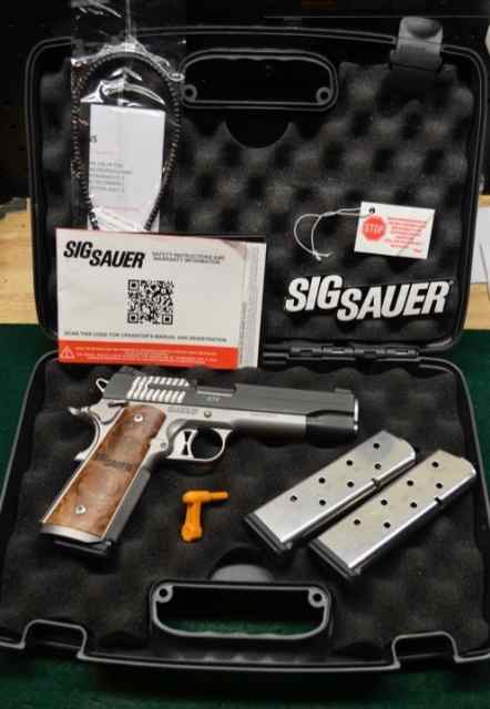 Sig Sauer 1911 STX .45 acp 5&quot;w/ night sights &amp; 3 m