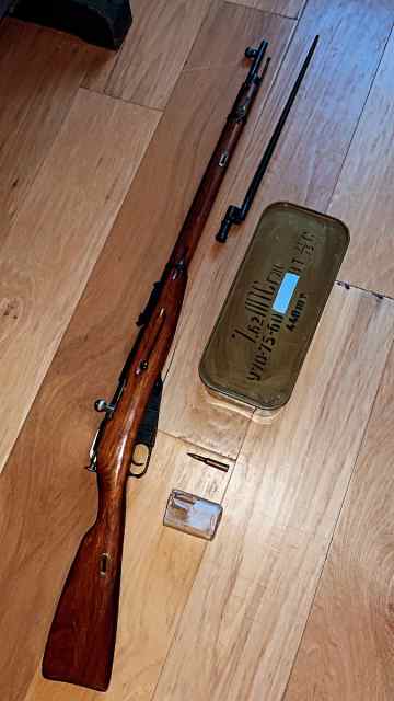 1943 Soviet Mosin Nagant with 2 7.62x54r Ammo Cans