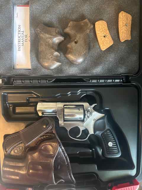 Ruger SP101 w/ IWB Holster, Extra Grips