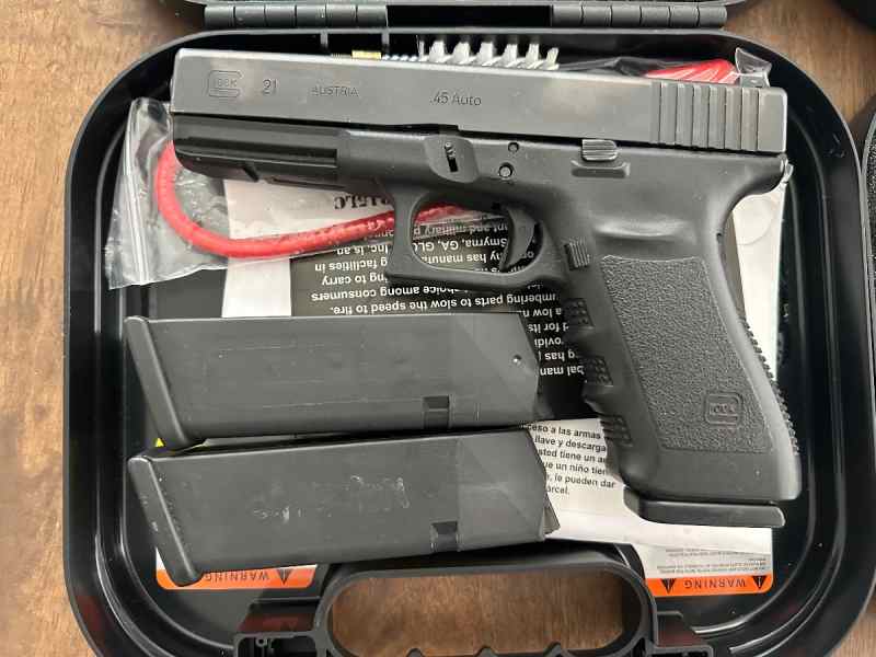  Gen 3 Glock 21SF .Short Frame 45 acp 3 mags