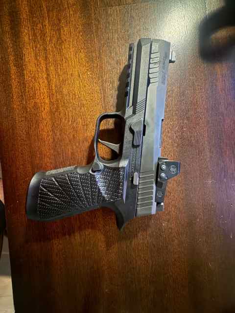 Sig Sauer P320 Full Size with Romeo1 Pro and XRay 